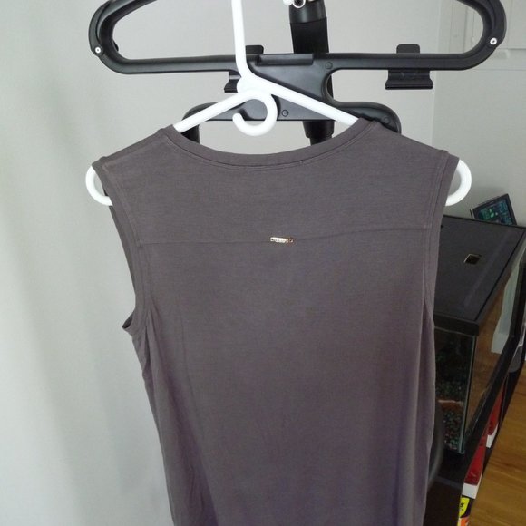 BCBG NEW VISCOSE BLEND PURPLE SLIVELESS BLOUSE WITH DECORATIVE WRAP SIZE… - Picture 2 of 4